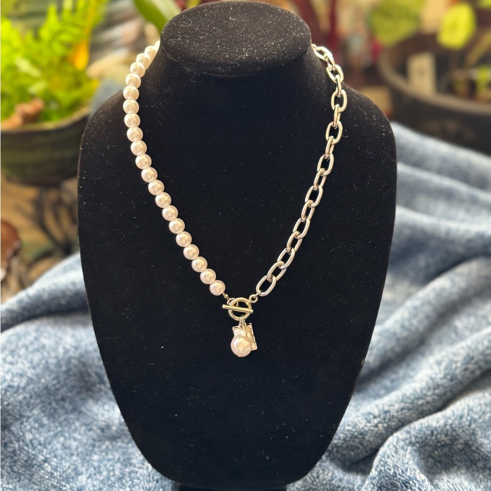 Elegant Silver and Pearl Necklace
